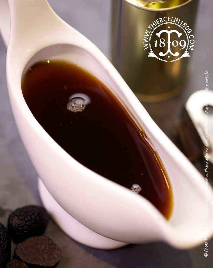 SUCCO DI TARTUFO NERO, Tuber melanosporum, 1a bollitura, di cui 20 g di tartufo nero netto sgocciolato, lattina da 250 g